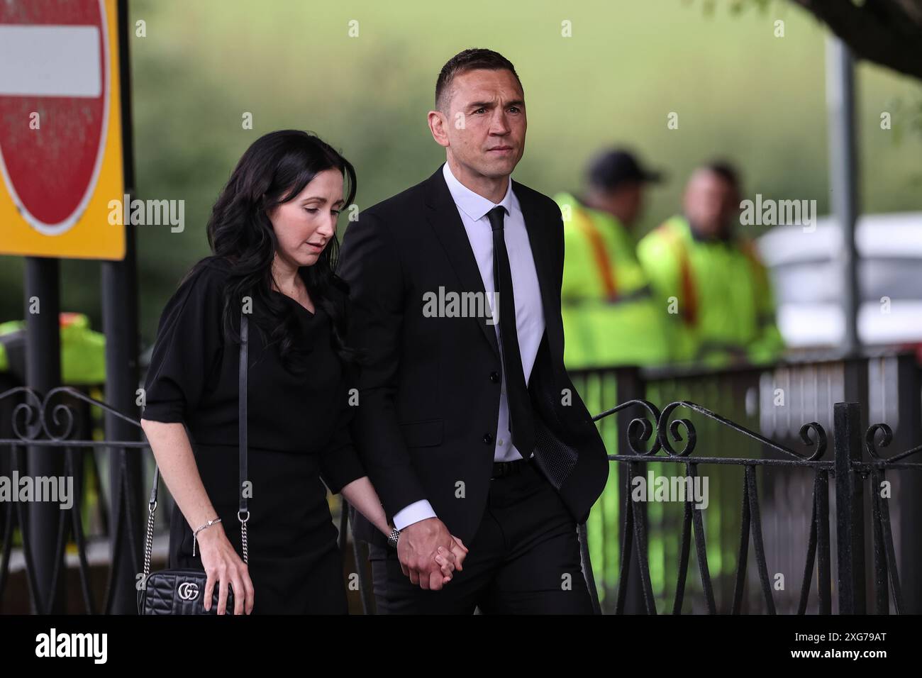 Kevin Sinfield, seine Frau Jayne Sinfield, kam am 7. Juli 2024 während der Beerdigung von Rob CBE Burrow im Pontefract Crematorium, Pontefract, Vereinigtes Königreich, am 7. Juli 2024 (Foto: Mark Cosgrove/News Images) in Pontefract, Vereinigtes Königreich an. (Foto: Mark Cosgrove/News Images/SIPA USA) Stockfoto