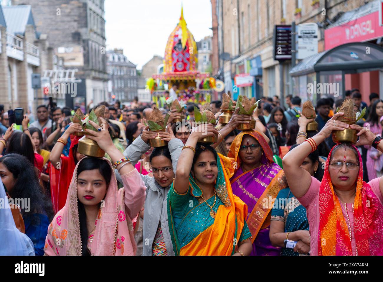 Edinburgh, Schottland, Großbritannien. Juli 2024. Die Hindu-Gemeinde Edinburgh feiert das Shree Jagannatha Rath Yatra Festival mit einer Prozession mit bunten Wagen durch Leith. Ratha Jatra gilt als das älteste und größte Hinduwagenfest, das jährlich in der hellen Hälfte des Mondmonats Aschadh gefeiert wird. Iain Masterton/Alamy Live News Stockfoto Edinburgh, Schottland, Großbritannien. Juli 2024. Die Hindu-Gemeinde Edinburgh feiert das Shree Jagannatha Rath Yatra Festival mit einer Prozession mit bunten Wagen durch Leith. Ratha Jatra gilt als das älteste und größte Hinduwagenfest, das jährlich in der hellen Hälfte des Mondmonats Aschadh gefeiert wird. Iain Masterton/Alamy Live News Stockfoto