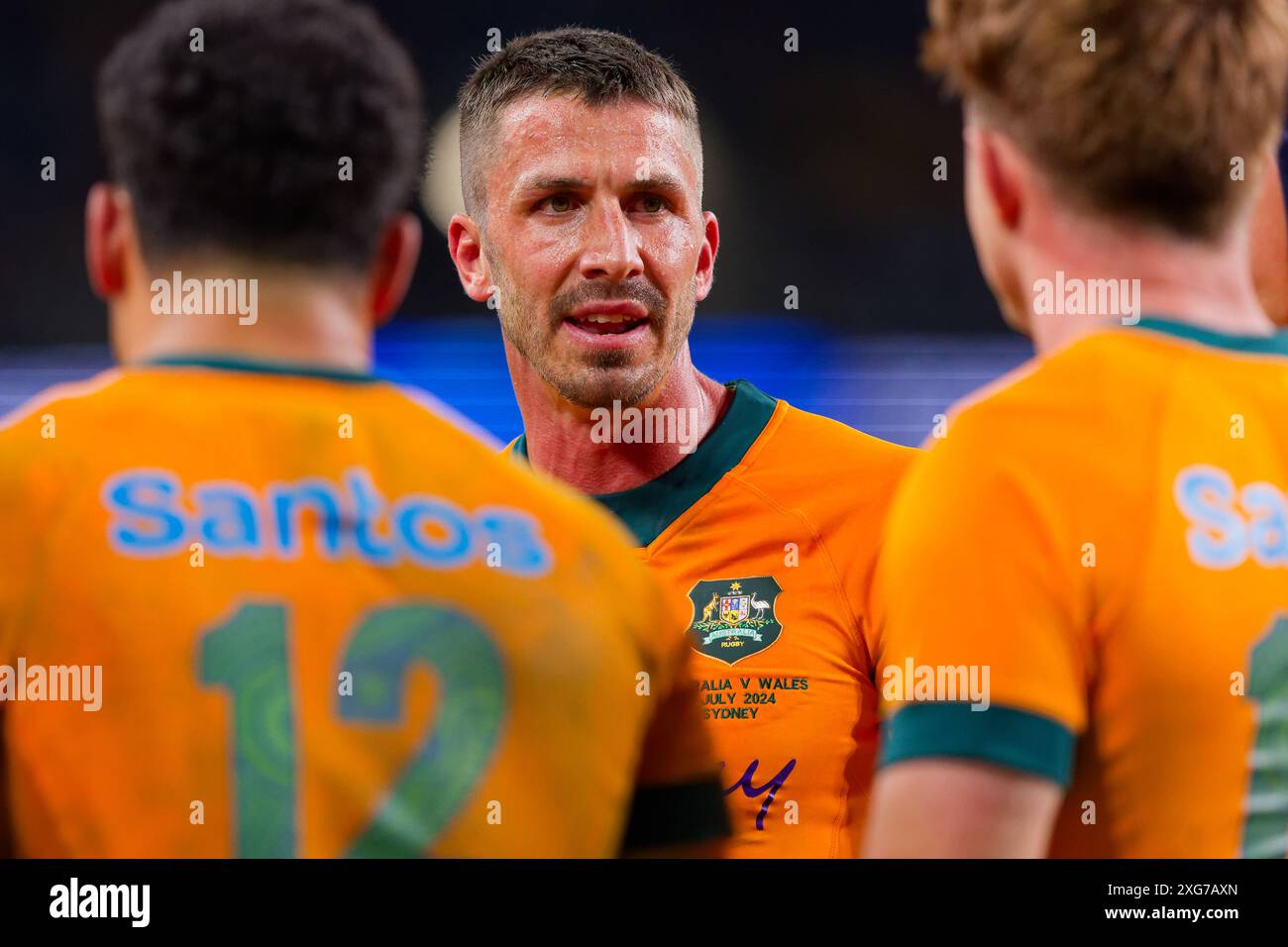 Jake Gordon aus Australien spricht am 6. Juli mit seinen Teamkollegen während des Men's Rugby International Test Matches zwischen Australien und Wales im Allianz Stadium Stockfoto