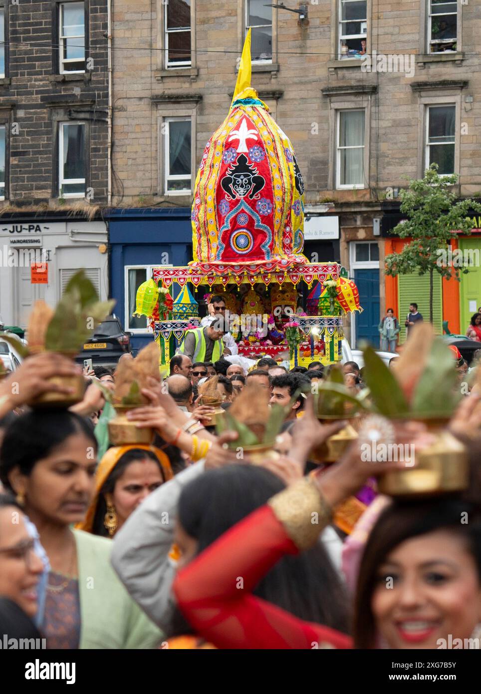 Edinburgh, Schottland, Großbritannien. Juli 2024. Die Hindu-Gemeinde Edinburgh feiert das Shree Jagannatha Rath Yatra Festival mit einer Prozession mit bunten Wagen durch Leith. Ratha Jatra gilt als das älteste und größte Hinduwagenfest, das jährlich in der hellen Hälfte des Mondmonats Aschadh gefeiert wird. Iain Masterton/Alamy Live News Stockfoto Edinburgh, Schottland, Großbritannien. Juli 2024. Die Hindu-Gemeinde Edinburgh feiert das Shree Jagannatha Rath Yatra Festival mit einer Prozession mit bunten Wagen durch Leith. Ratha Jatra gilt als das älteste und größte Hinduwagenfest, das jährlich in der hellen Hälfte des Mondmonats Aschadh gefeiert wird. Iain Masterton/Alamy Live News Stockfoto