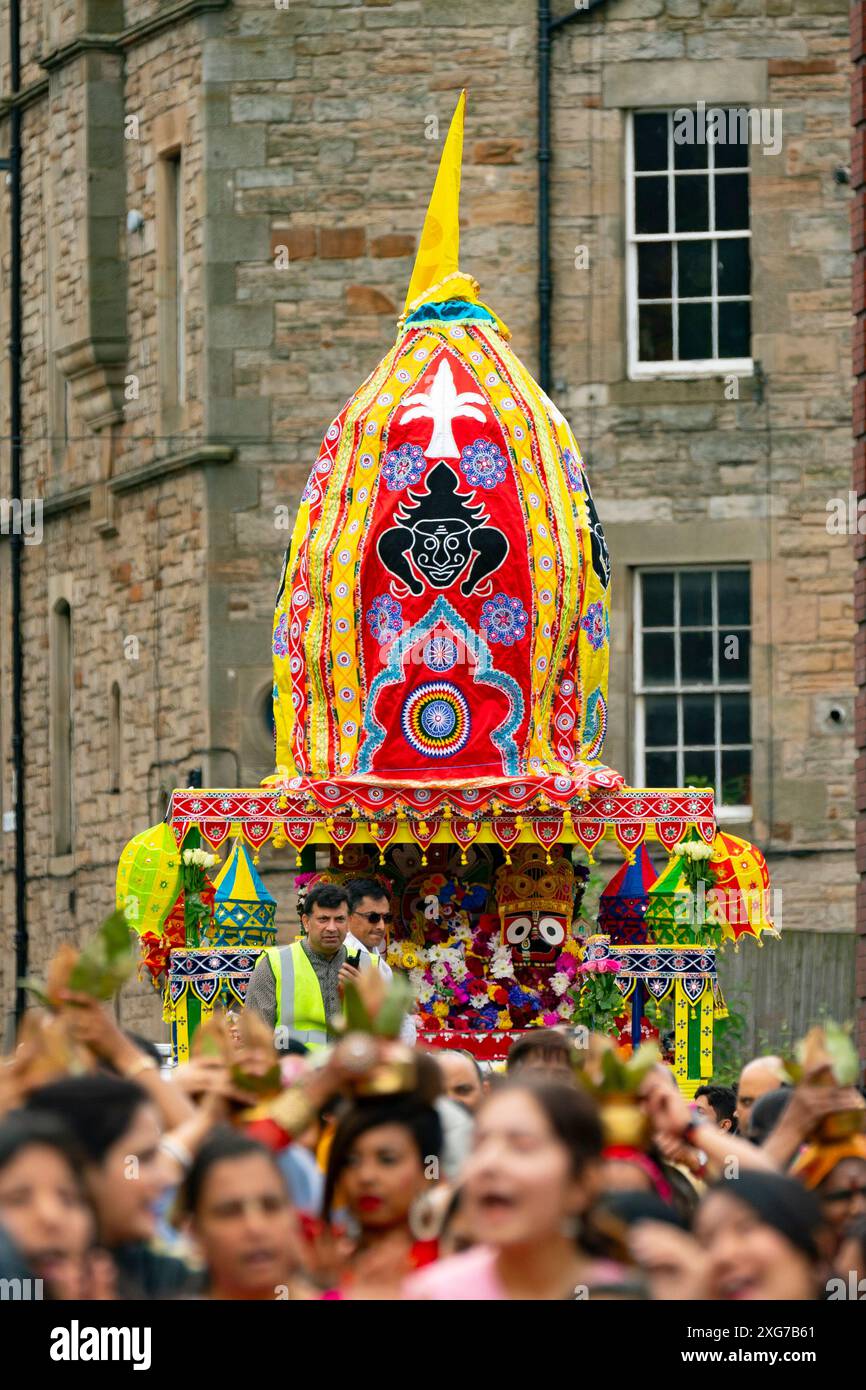 Edinburgh, Schottland, Großbritannien. Juli 2024. Die Hindu-Gemeinde Edinburgh feiert das Shree Jagannatha Rath Yatra Festival mit einer Prozession mit bunten Wagen durch Leith. Ratha Jatra gilt als das älteste und größte Hinduwagenfest, das jährlich in der hellen Hälfte des Mondmonats Aschadh gefeiert wird. Iain Masterton/Alamy Live News Stockfoto Edinburgh, Schottland, Großbritannien. Juli 2024. Die Hindu-Gemeinde Edinburgh feiert das Shree Jagannatha Rath Yatra Festival mit einer Prozession mit bunten Wagen durch Leith. Ratha Jatra gilt als das älteste und größte Hinduwagenfest, das jährlich in der hellen Hälfte des Mondmonats Aschadh gefeiert wird. Iain Masterton/Alamy Live News Stockfoto