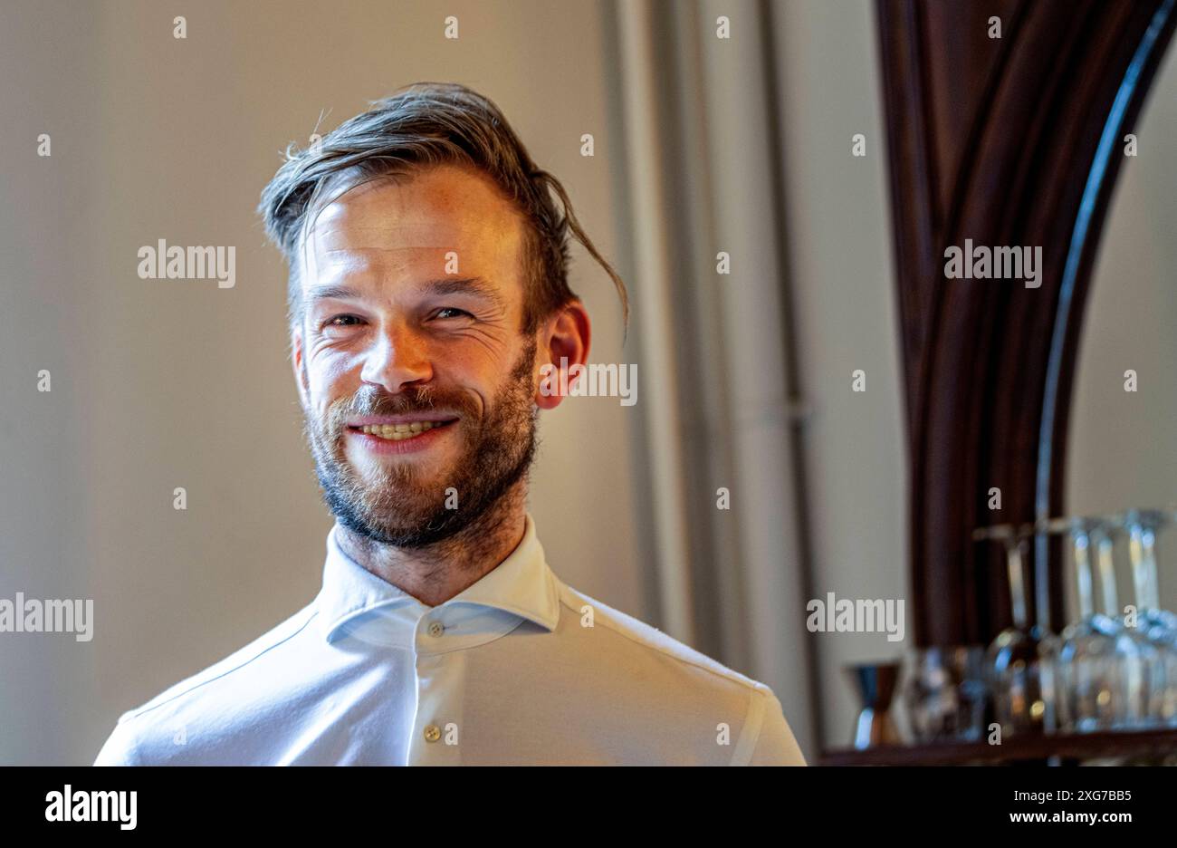 Porträt Mail Kellner Porträt Schultern eines jungen Erwachsenen, kaukasischen Kellners hinter seiner Bar. Amsterdam, Niederlande. Amsterdam Het Indisch Huis Noord-Holland Nederland Copyright: XGuidoxKoppesxPhotox Stockfoto