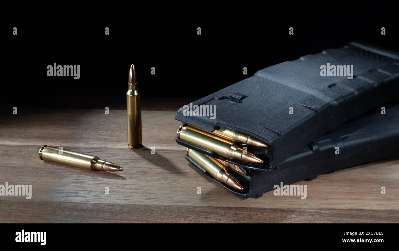 Polymer-AR-15-Magazine wurden mit je 30 Patronen auf einem Tisch mit zwei zusätzlichen Patronen aufgefüllt. Stockfoto