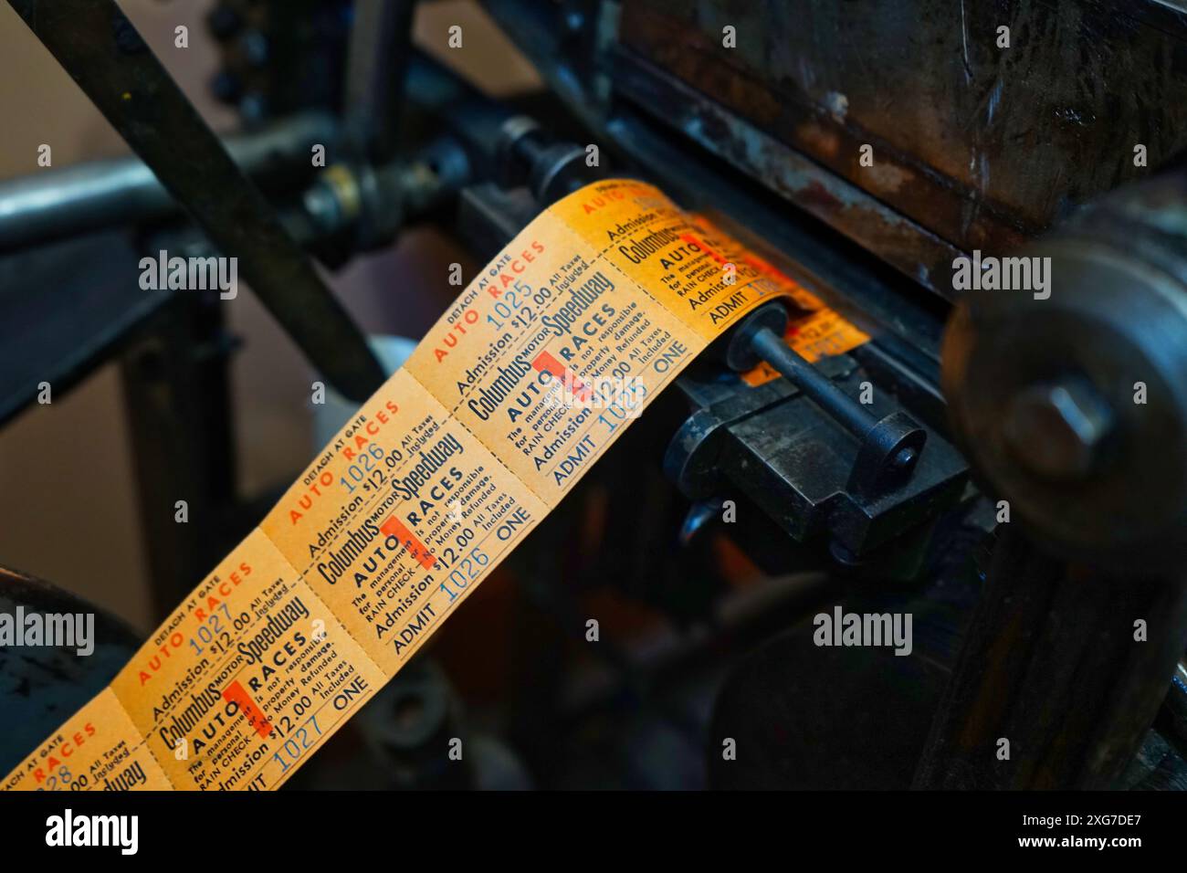 Vintage-Kartendruckmaschine, die Tickets für den Columbus Motor Speedway ausdruckt, eine verlassene Rennstrecke Stockfoto