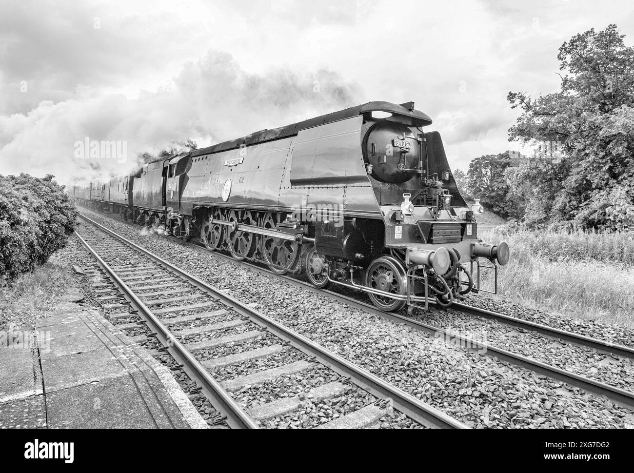 Schwarz-weiß-Bild der Dampflokomotive Angmere 34067, die am 7. Juli 2024 York nach Carlisle reiste, mit Diesel WCR 47848 am Heck Stockfoto