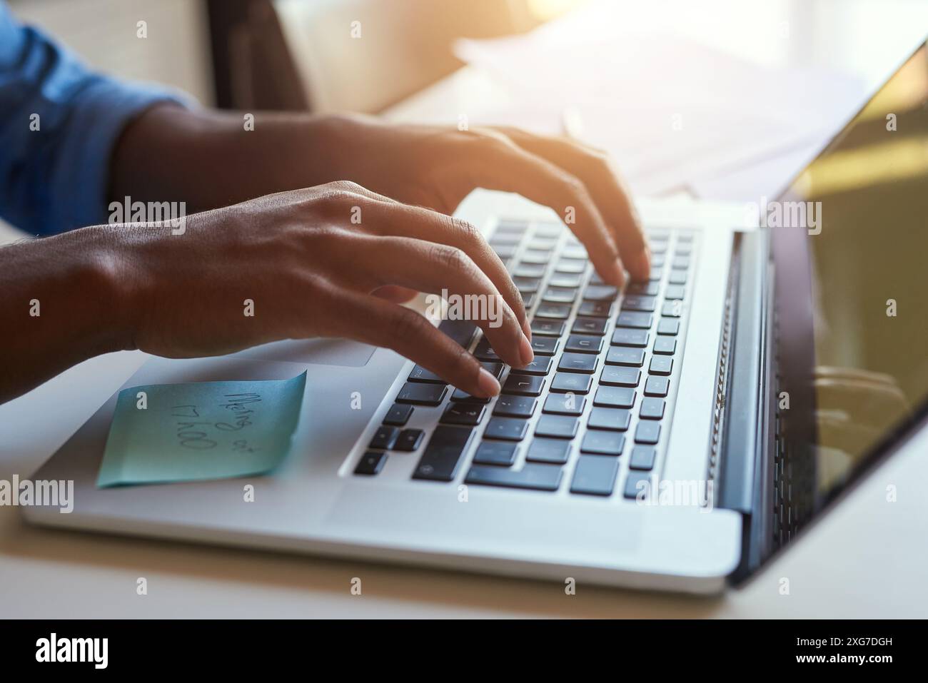 Geschäftlich, Hände und Schreiben auf dem Laptop mit einer Person, Haftnotiz und freiberuflicher Journalist oder E-Mail-Nachrichten. Papiererinnerung, Bearbeitung und Online-artikel Stockfoto