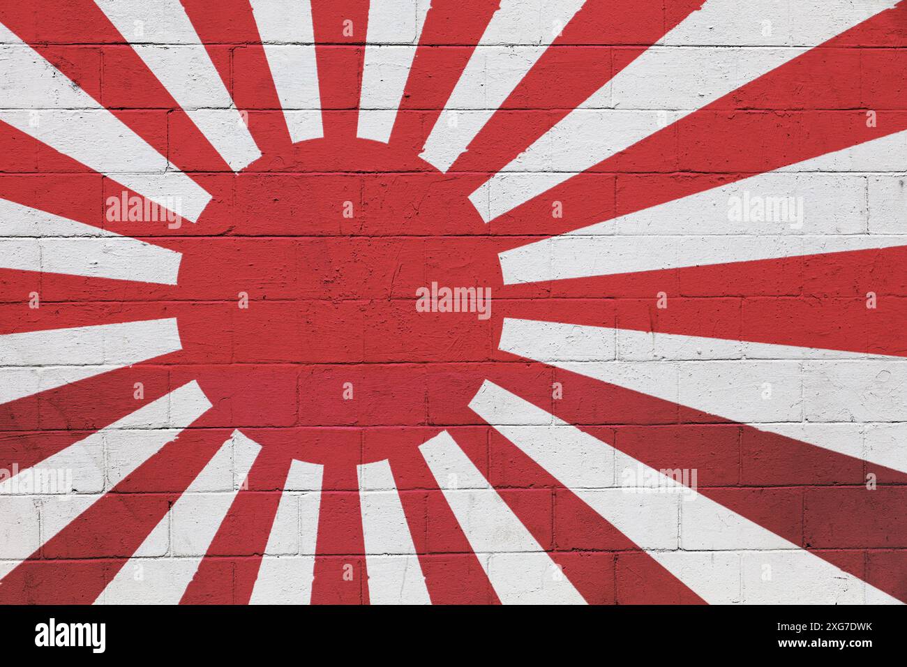 Kaiserliche japanische Marinefahne auf einer Wand aus einem Aschenblock gemalt Stockfoto