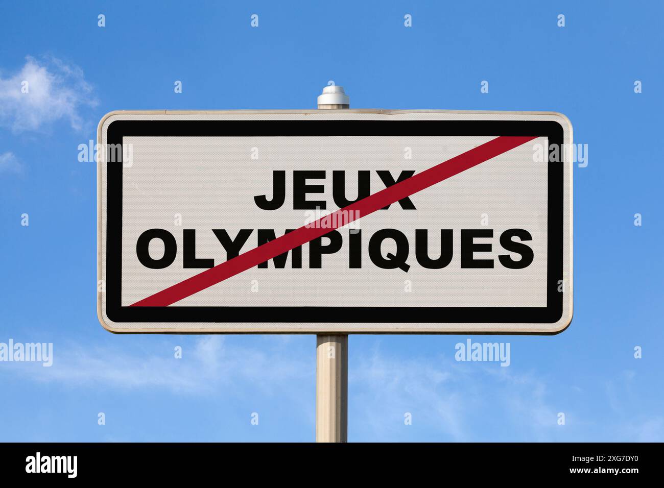 Ein französisches Exit City Schild vor einem blauen Himmel mit der Aufschrift in der Mitte auf Französisch „Jeux Olympiques“, was auf Englisch „Olympische Spiele“ bedeutet. Stockfoto