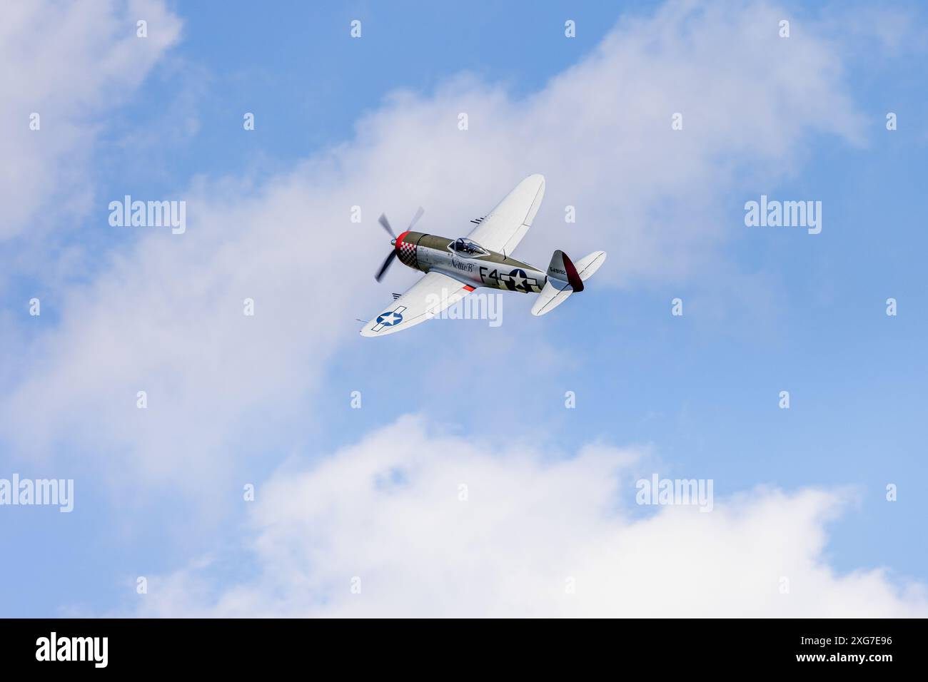 1945 Republic P-47D Thunderbolt Nellie, die am 2. Juni 2024 auf der Military Airshow in Shuttleworth durchgeführt wurde. Stockfoto