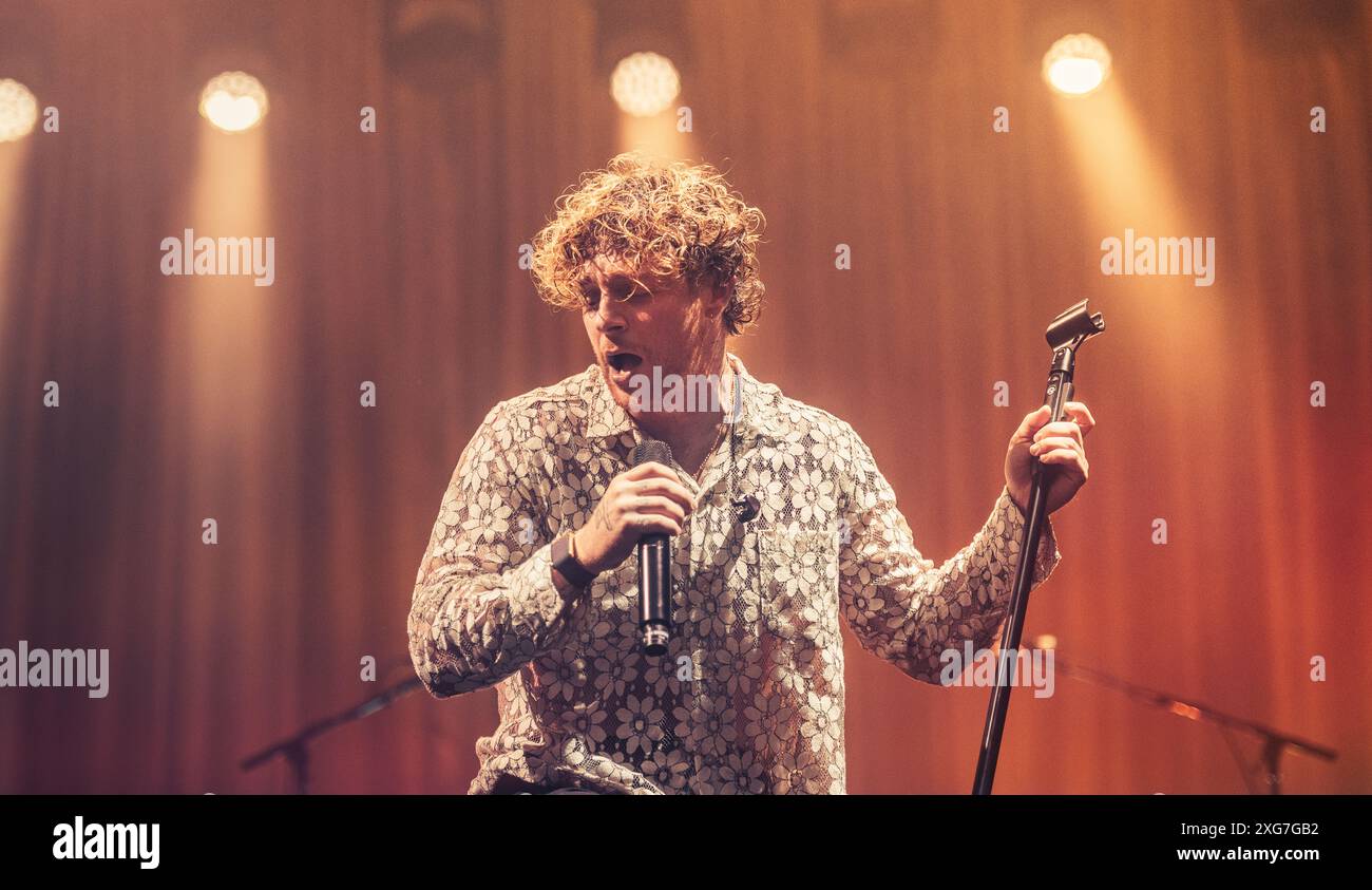 Sänger Tom Grennan trat live auf der Bühne des Eden Project in Cornwall auf Stockfoto