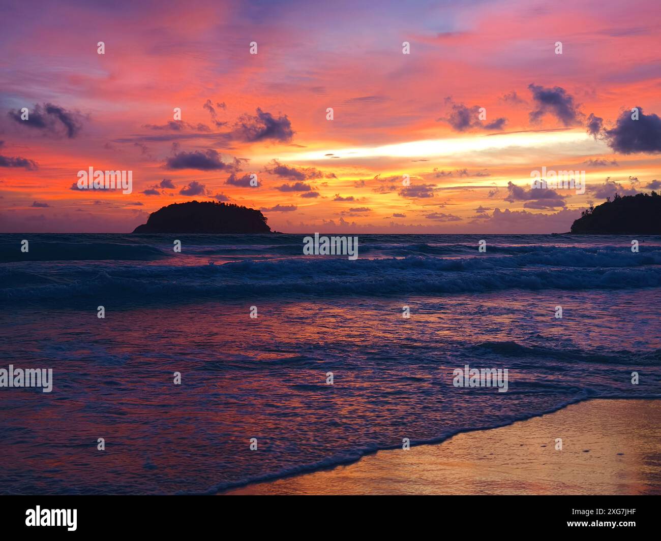 Wunderschöner Sonnenuntergang am Meer mit Blick auf die Inseln Stockfoto