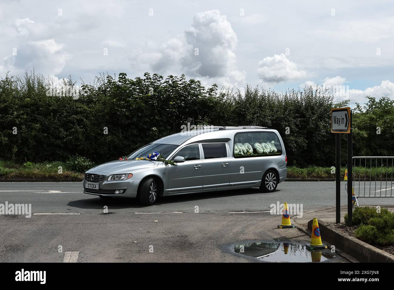 Pontefract, Großbritannien. Juli 2024. Rob Burrow CBE macht seine letzte Reise, als sein Trauerwagen während der Beerdigung von Rob CBE Burrow im Pontefract Crematorium, Pontefract, Vereinigtes Königreich, am 7. Juli 2024 (Foto: Mark Cosgrove/News Images) in Pontefract, Vereinigtes Königreich, am 7. Juli 2024 in Pontefract, Vereinigtes Königreich einfährt. (Foto: Mark Cosgrove/News Images/SIPA USA) Credit: SIPA USA/Alamy Live News Stockfoto