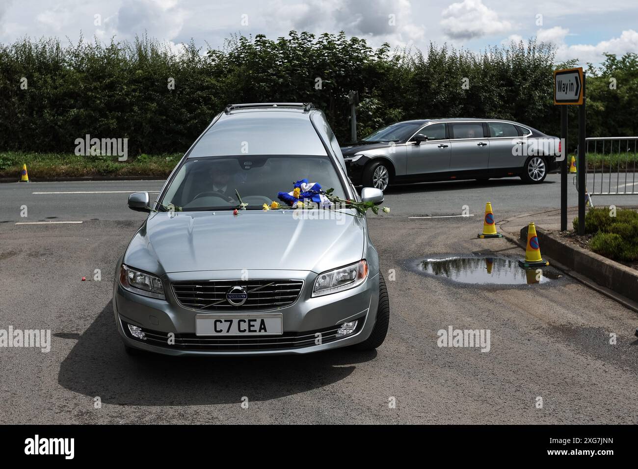 Pontefract, Großbritannien. Juli 2024. Rob Burrow CBE macht seine letzte Reise, als sein Trauerwagen während der Beerdigung von Rob CBE Burrow im Pontefract Crematorium, Pontefract, Vereinigtes Königreich, am 7. Juli 2024 (Foto: Mark Cosgrove/News Images) in Pontefract, Vereinigtes Königreich, am 7. Juli 2024 in Pontefract, Vereinigtes Königreich einfährt. (Foto: Mark Cosgrove/News Images/SIPA USA) Credit: SIPA USA/Alamy Live News Stockfoto