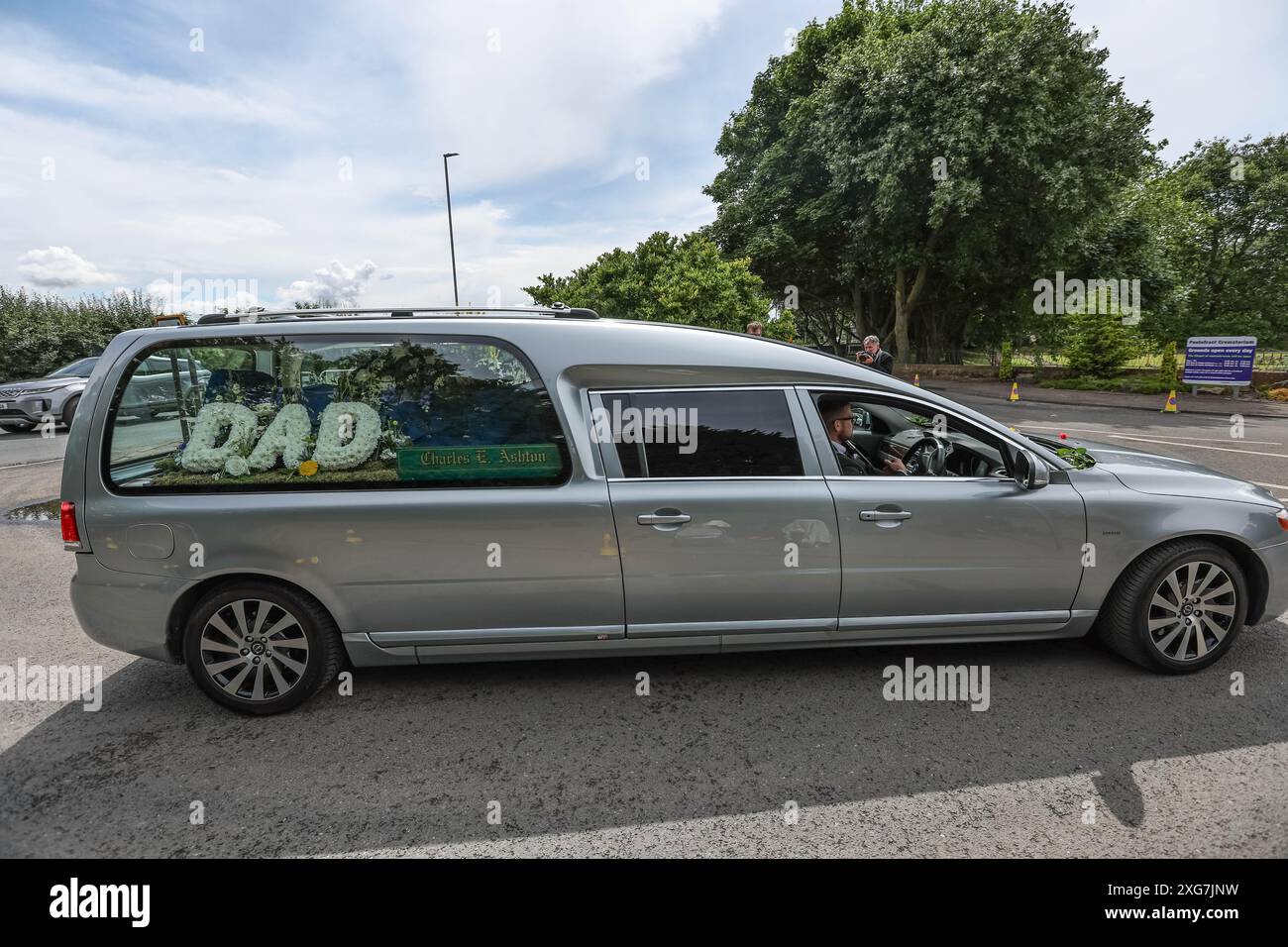 Pontefract, Großbritannien. Juli 2024. Rob Burrow CBE macht seine letzte Reise, als sein Trauerwagen während der Beerdigung von Rob CBE Burrow im Pontefract Crematorium, Pontefract, Vereinigtes Königreich, am 7. Juli 2024 (Foto: Mark Cosgrove/News Images) in Pontefract, Vereinigtes Königreich, am 7. Juli 2024 in Pontefract, Vereinigtes Königreich einfährt. (Foto: Mark Cosgrove/News Images/SIPA USA) Credit: SIPA USA/Alamy Live News Stockfoto