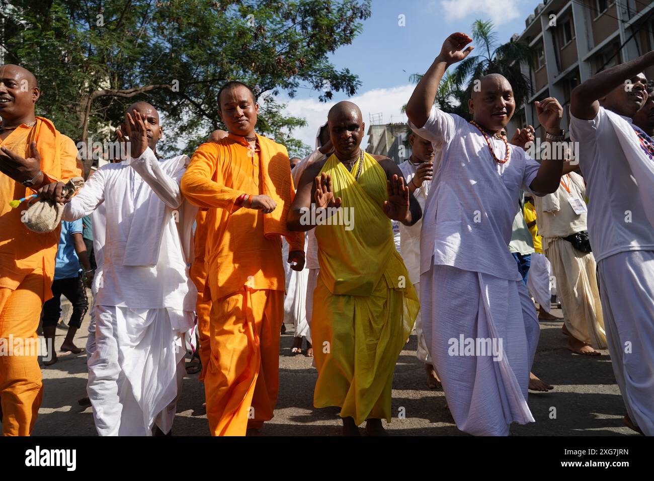 Dhaka, Dhaka, Bangladesch. Juli 2024. Rath Yatra feiert die kulturelle Einheit und die Gemeinsamkeiten und bringt Menschen aus allen Gesellschaftsschichten zusammen. Das Festival hebt das reiche Erbe und den tiefen Glauben der hinduistischen Gemeinde von Dhaka hervor. Anhänger in Dhaka ziehen während dieses lebhaften Festivals die wunderschön dekorierten Wagen von Lord Jagannath, Balabhadra und Subhadra, um die Hingabe und Einheit zu feiern. (Kreditbild: © Rubel Karmaker/ZUMA Press Wire) NUR REDAKTIONELLE VERWENDUNG! Nicht für kommerzielle ZWECKE! Quelle: ZUMA Press, Inc./Alamy Live News Stockfoto