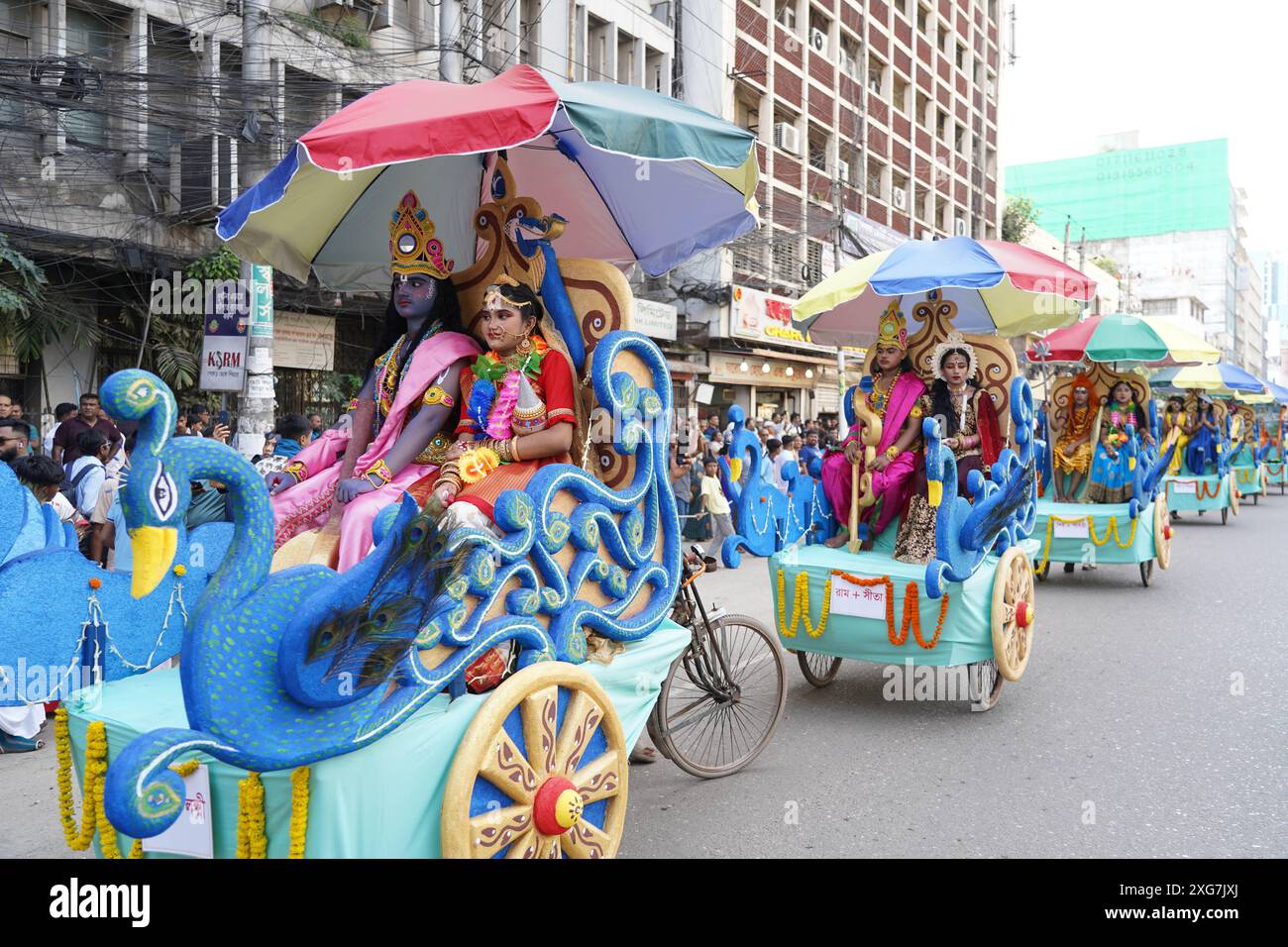 Dhaka, Dhaka, Bangladesch. Juli 2024. Rath Yatra feiert die kulturelle Einheit und die Gemeinsamkeiten und bringt Menschen aus allen Gesellschaftsschichten zusammen. Das Festival hebt das reiche Erbe und den tiefen Glauben der hinduistischen Gemeinde von Dhaka hervor. Anhänger in Dhaka ziehen während dieses lebhaften Festivals die wunderschön dekorierten Wagen von Lord Jagannath, Balabhadra und Subhadra, um die Hingabe und Einheit zu feiern. (Kreditbild: © Rubel Karmaker/ZUMA Press Wire) NUR REDAKTIONELLE VERWENDUNG! Nicht für kommerzielle ZWECKE! Quelle: ZUMA Press, Inc./Alamy Live News Stockfoto
