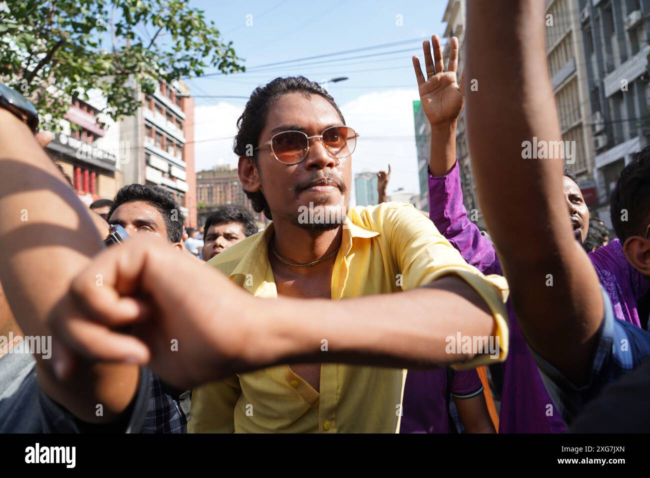 Dhaka, Dhaka, Bangladesch. Juli 2024. Rath Yatra feiert die kulturelle Einheit und die Gemeinsamkeiten und bringt Menschen aus allen Gesellschaftsschichten zusammen. Das Festival hebt das reiche Erbe und den tiefen Glauben der hinduistischen Gemeinde von Dhaka hervor. Anhänger in Dhaka ziehen während dieses lebhaften Festivals die wunderschön dekorierten Wagen von Lord Jagannath, Balabhadra und Subhadra, um die Hingabe und Einheit zu feiern. (Kreditbild: © Rubel Karmaker/ZUMA Press Wire) NUR REDAKTIONELLE VERWENDUNG! Nicht für kommerzielle ZWECKE! Quelle: ZUMA Press, Inc./Alamy Live News Stockfoto