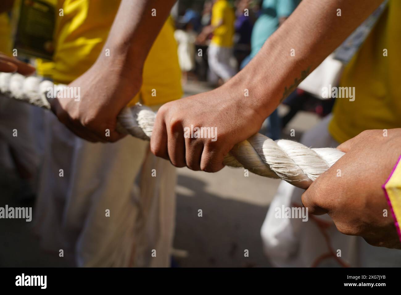 Dhaka, Dhaka, Bangladesch. Juli 2024. Rath Yatra feiert die kulturelle Einheit und die Gemeinsamkeiten und bringt Menschen aus allen Gesellschaftsschichten zusammen. Das Festival hebt das reiche Erbe und den tiefen Glauben der hinduistischen Gemeinde von Dhaka hervor. Anhänger in Dhaka ziehen während dieses lebhaften Festivals die wunderschön dekorierten Wagen von Lord Jagannath, Balabhadra und Subhadra, um die Hingabe und Einheit zu feiern. (Kreditbild: © Rubel Karmaker/ZUMA Press Wire) NUR REDAKTIONELLE VERWENDUNG! Nicht für kommerzielle ZWECKE! Quelle: ZUMA Press, Inc./Alamy Live News Stockfoto