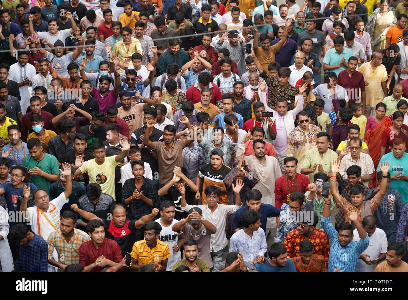 Dhaka, Dhaka, Bangladesch. Juli 2024. Rath Yatra feiert die kulturelle Einheit und die Gemeinsamkeiten und bringt Menschen aus allen Gesellschaftsschichten zusammen. Das Festival hebt das reiche Erbe und den tiefen Glauben der hinduistischen Gemeinde von Dhaka hervor. Anhänger in Dhaka ziehen während dieses lebhaften Festivals die wunderschön dekorierten Wagen von Lord Jagannath, Balabhadra und Subhadra, um die Hingabe und Einheit zu feiern. (Kreditbild: © Rubel Karmaker/ZUMA Press Wire) NUR REDAKTIONELLE VERWENDUNG! Nicht für kommerzielle ZWECKE! Quelle: ZUMA Press, Inc./Alamy Live News Stockfoto