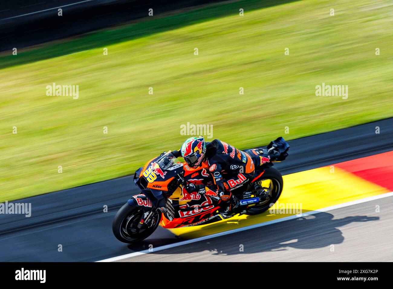 Deutsche MotoGP, Renntag. Juli 2024. Nummer 33 Red Bull KTM Factory Racing Fahrer Brad Binder beim warm Up bei der deutschen MotoGP Credit: Action Plus Sports/Alamy Live News Stockfoto