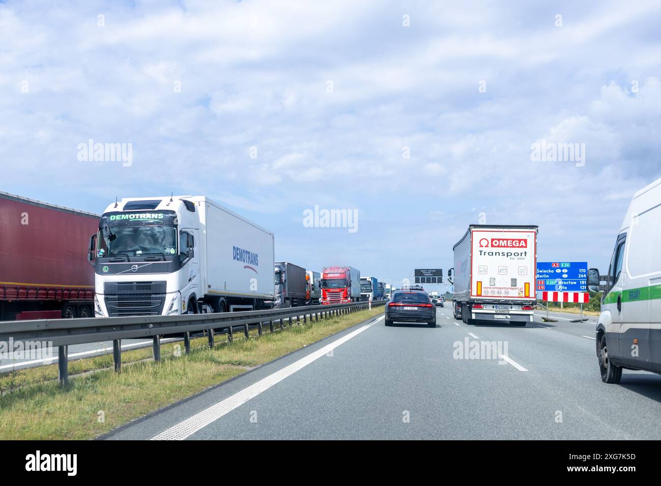 Polska. Juli 2024. 05.07.2024 Polska, Autostrada A2 W kierunku do Świecka n/z A2 autostrada, tiry, tablica informacyjna, korek FOT Andrzej Iwanczuk/REPORTER (Foto: Andrzej Iwanczuk/NurPhoto) Credit: NurPhoto SRL/Alamy Live News Stockfoto