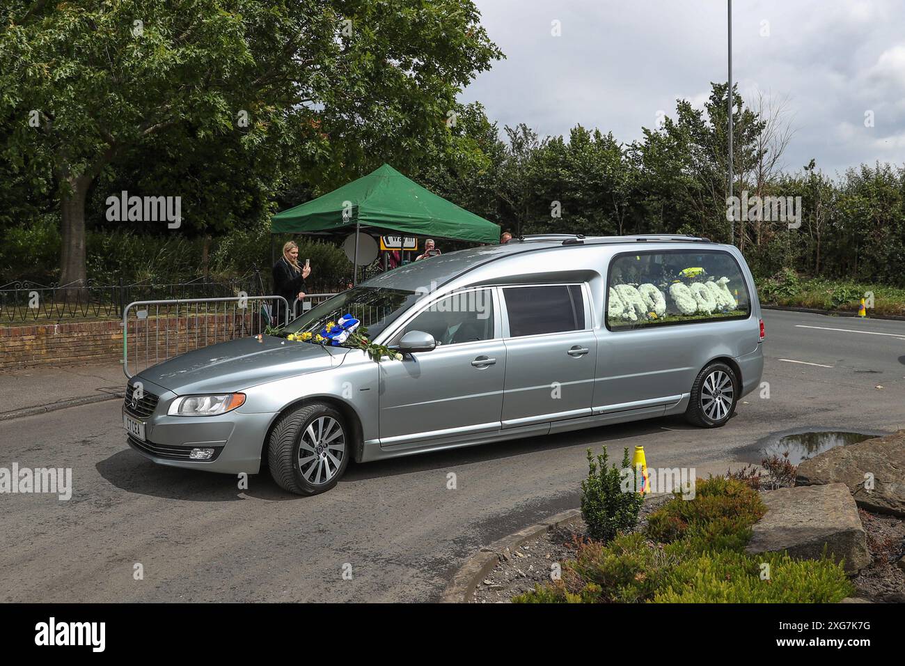 Pontefract, Großbritannien. Juli 2024. Rob Burrow CBE macht seine letzte Reise, als sein Bestattungswagen am 7. Juli 2024 im Pontefract Crematorium, Pontefract, Großbritannien, einfährt (Foto: Alfie Cosgrove/News Images) in Pontefract, Großbritannien, am 7. Juli 2024. (Foto: Alfie Cosgrove/News Images/SIPA USA) Credit: SIPA USA/Alamy Live News Stockfoto