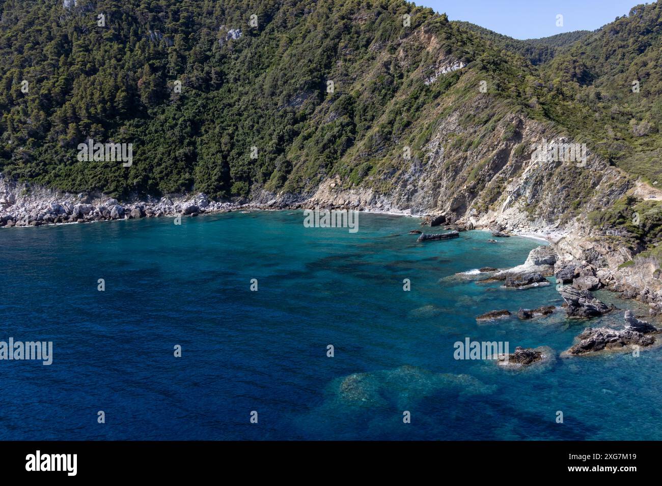 Erstaunliche Natur- und Meereslandschaften Griechenlands. Insel Skopelos, Sporaden. Blick auf Agios Ioannis Bucht und Strand Stockfoto