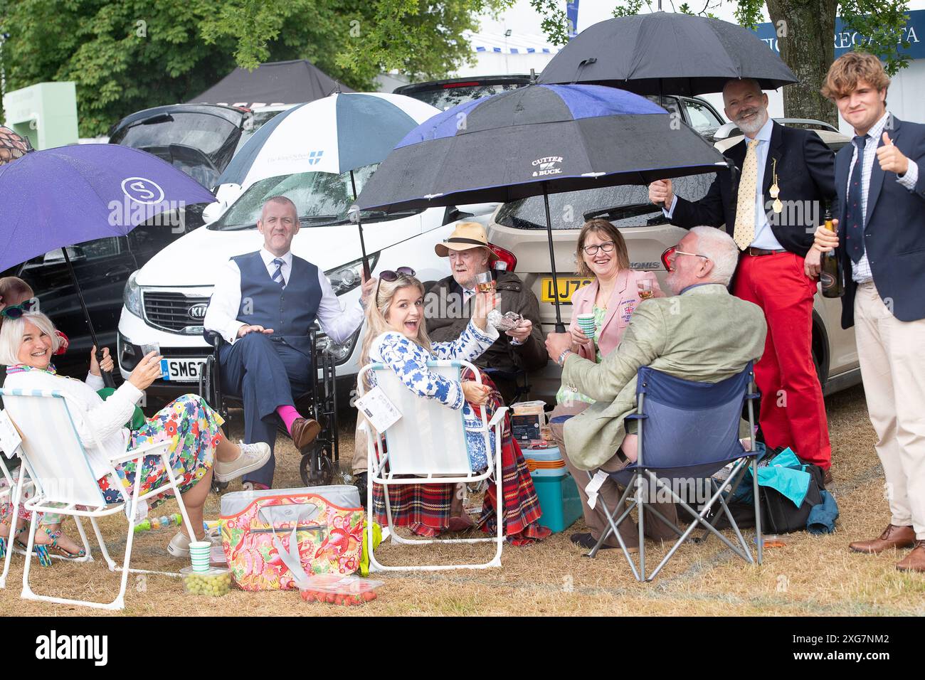 Henley-on-Thames, Großbritannien. Juli 2024. Picknickzeit auf dem Parkplatz trotz des Regens am letzten Tag der Henley Royal Regatta am Ufer der Themse in Henley-on-Thames, Oxfordshire. Quelle: Maureen McLean/Alamy Live News Stockfoto