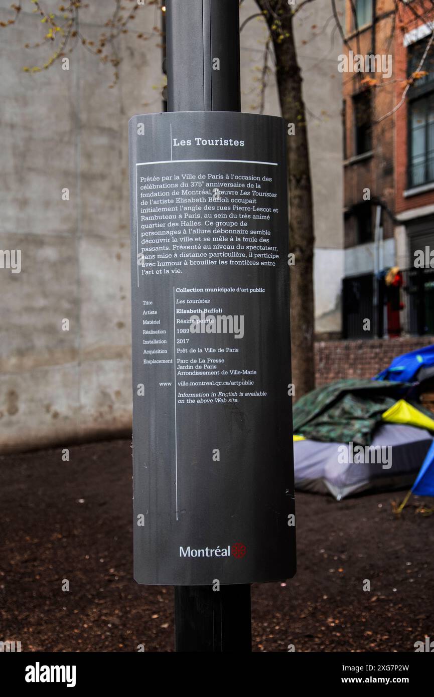 Informationsschild zur Touristenskulptur im La Presse Park in der Innenstadt von Montreal, Quebec, Kanada Stockfoto