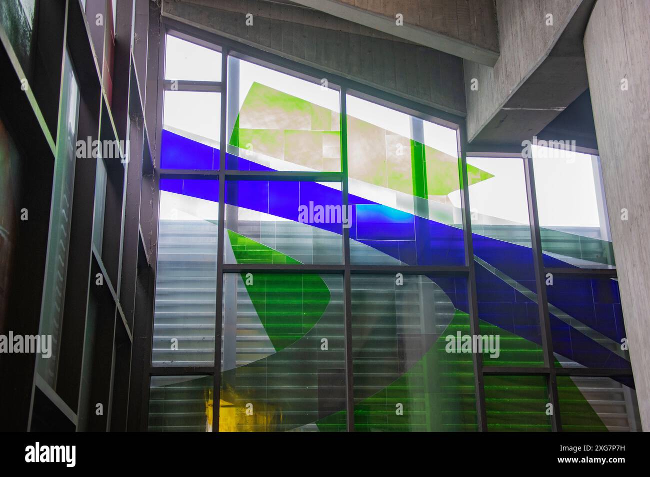 Geometrisches Buntglasdesign an der U-Bahn-Station Champ-de-Mars in der Innenstadt von Montreal, Quebec, Kanada Stockfoto
