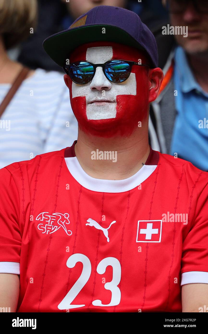 Fans der Schweiz während des Fußball-Viertelfinales der Euro 2024 zwischen England und der Schweiz im Düsseldorfer Arena Stadion in Düsseldorf (Deutschland), 6. Juli 2024. Stockfoto