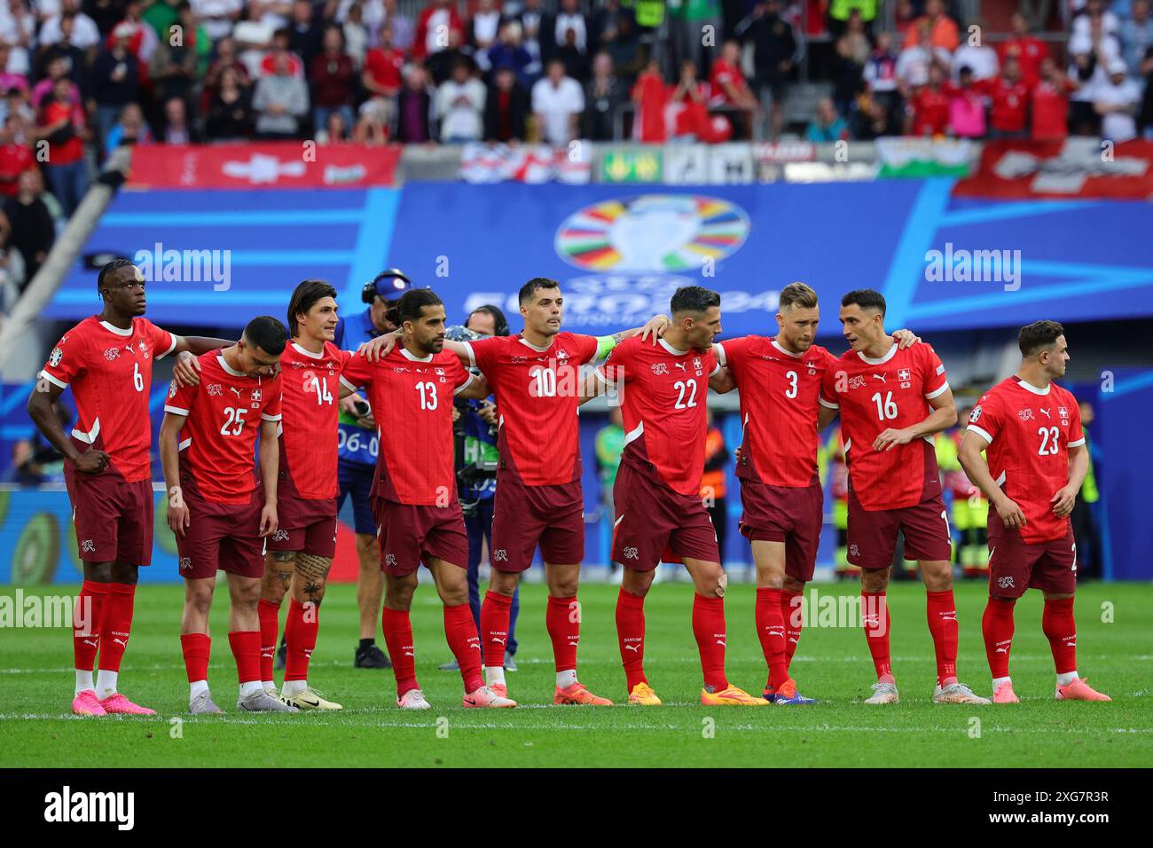 Spieler Schweiz Niederschlag am Ende des Fußball-Viertelfinales der Euro 2024 zwischen England und der Schweiz im Düsseldorfer Arena Stadion in Düsseldorf (Deutschland), 6. Juli 2024. Stockfoto