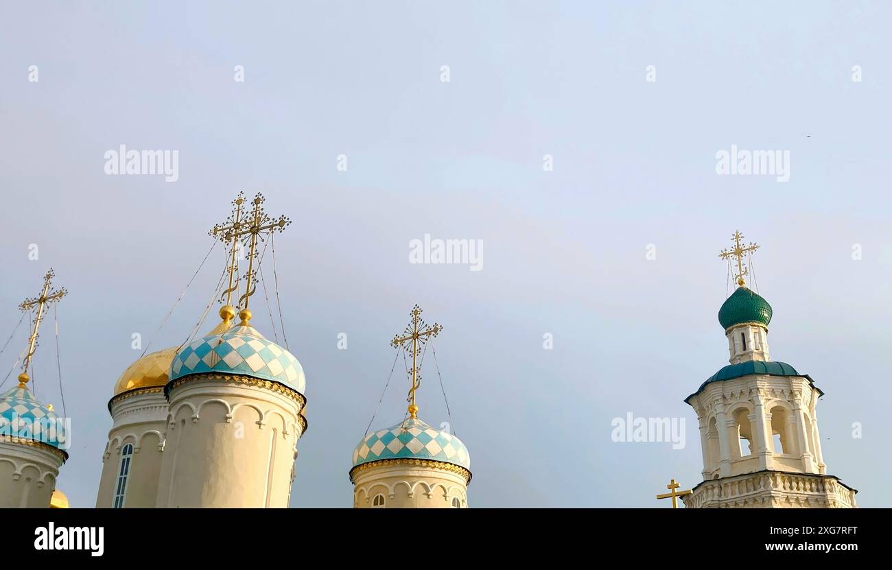 Grüne und goldene Kuppeln mit Kreuzen einer orthodoxen Kirche vor blauem Himmel. Kasan, Tatarstan, Russland. Hochwertige Fotos Stockfoto