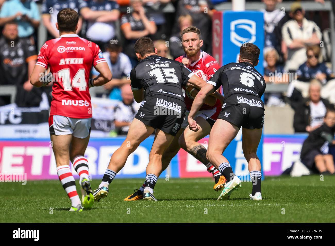 Ethan Ryan von Salford Red Devils wird von Jordan Lane Hull FC und Jake Trueman Hull FC während des Spiels der Betfred Super League Runde 16 von Salford Red Devils gegen Hull FC im Salford Community Stadium, Eccles, Großbritannien, 7. Juli 2024 (Foto: Craig Thomas/News Images) am 7. Juli 2024. (Foto: Craig Thomas/News Images/SIPA USA) Stockfoto