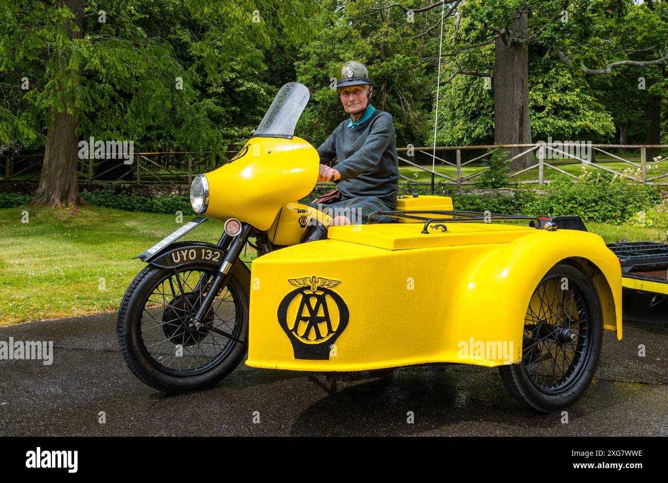 East Lothian, Schottland, Großbritannien, 7. Juli 2024. Räder der Vergangenheit: Die schottische Vereinigung der Fahrzeugliebhaber führt die Besitzer von Oldtimern durch die Landschaft zum malerischen Gelände von Lennoxlove. Im Bild: Bob Davis mit seinem 1958er BSA AA Patrol Motorrad. Quelle: Sally Anderson/Alamy Live News Stockfoto