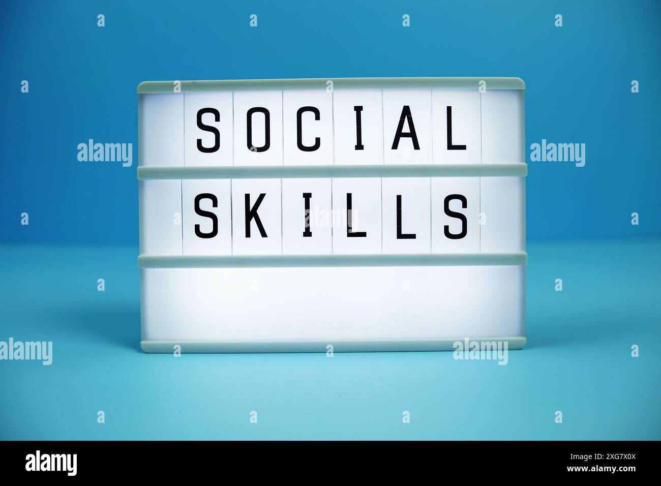 Social Skills Letterboard Text auf LED Lightbox auf blauem Hintergrund Stockfoto