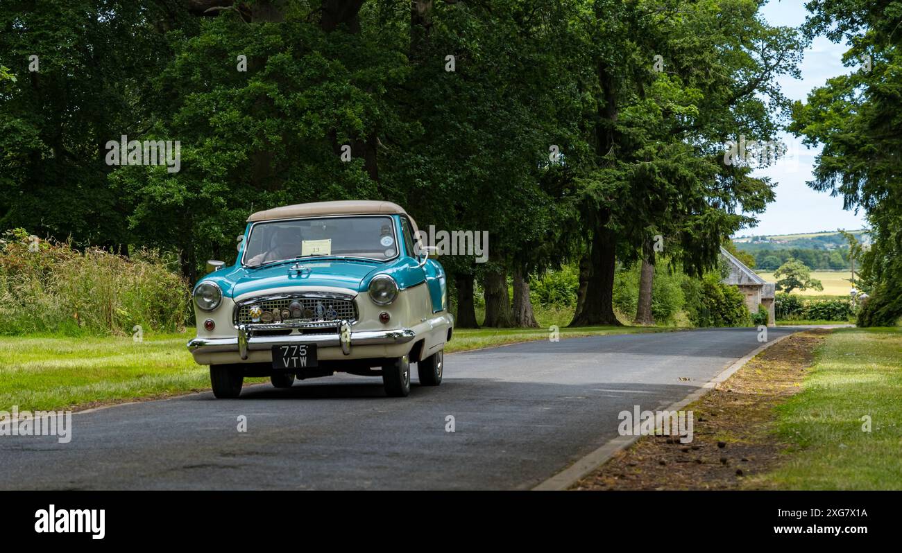 East Lothian, Schottland, Großbritannien, 7. Juli 2024. Räder der Vergangenheit: Die schottische Vereinigung der Fahrzeugliebhaber führt die Besitzer von Oldtimern durch die Landschaft zum malerischen Gelände von Lennoxlove. Im Bild: A 1961 Austin Metropolitan Credit: Sally Anderson/Alamy Live News Stockfoto