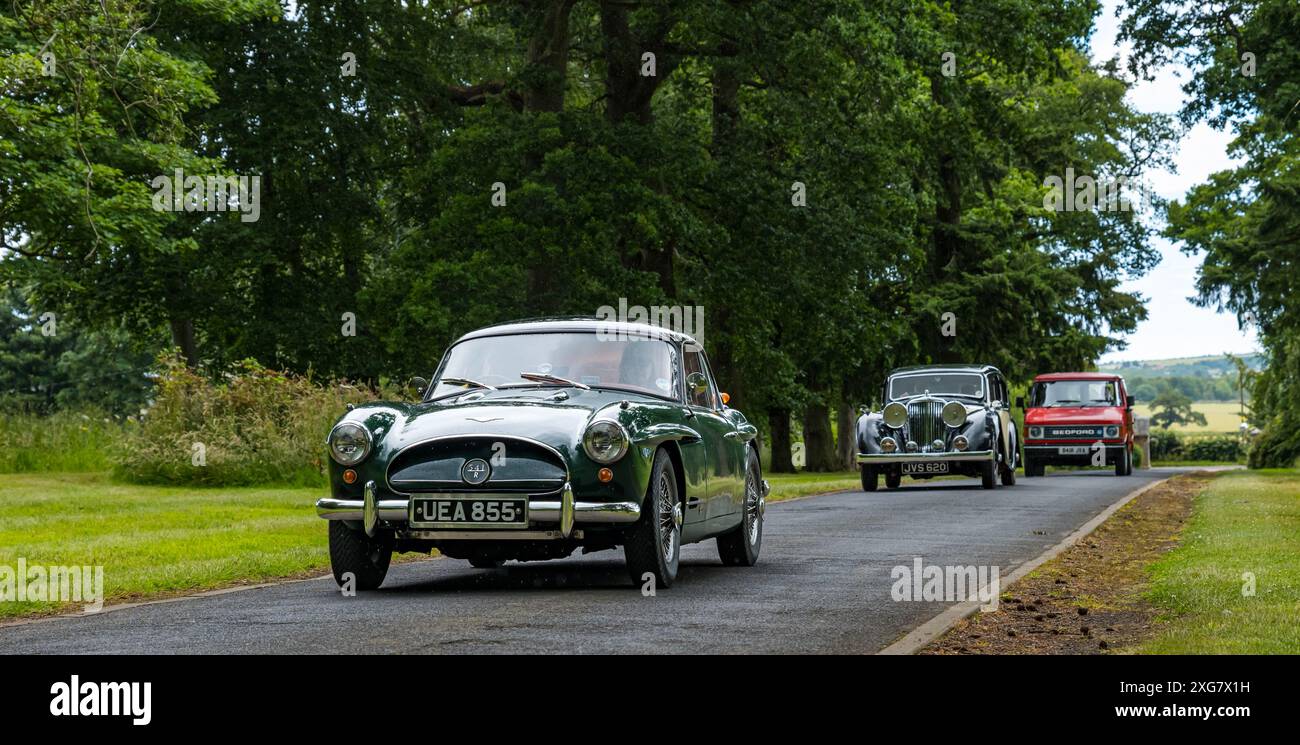 East Lothian, Schottland, Großbritannien, 7. Juli 2024. Räder der Vergangenheit: Die schottische Vereinigung der Fahrzeugliebhaber führt die Besitzer von Oldtimern durch die Landschaft zum malerischen Gelände von Lennoxlove. Im Bild: Ein 1959 Jensen 541R. Quelle: Sally Anderson/Alamy Live News Stockfoto