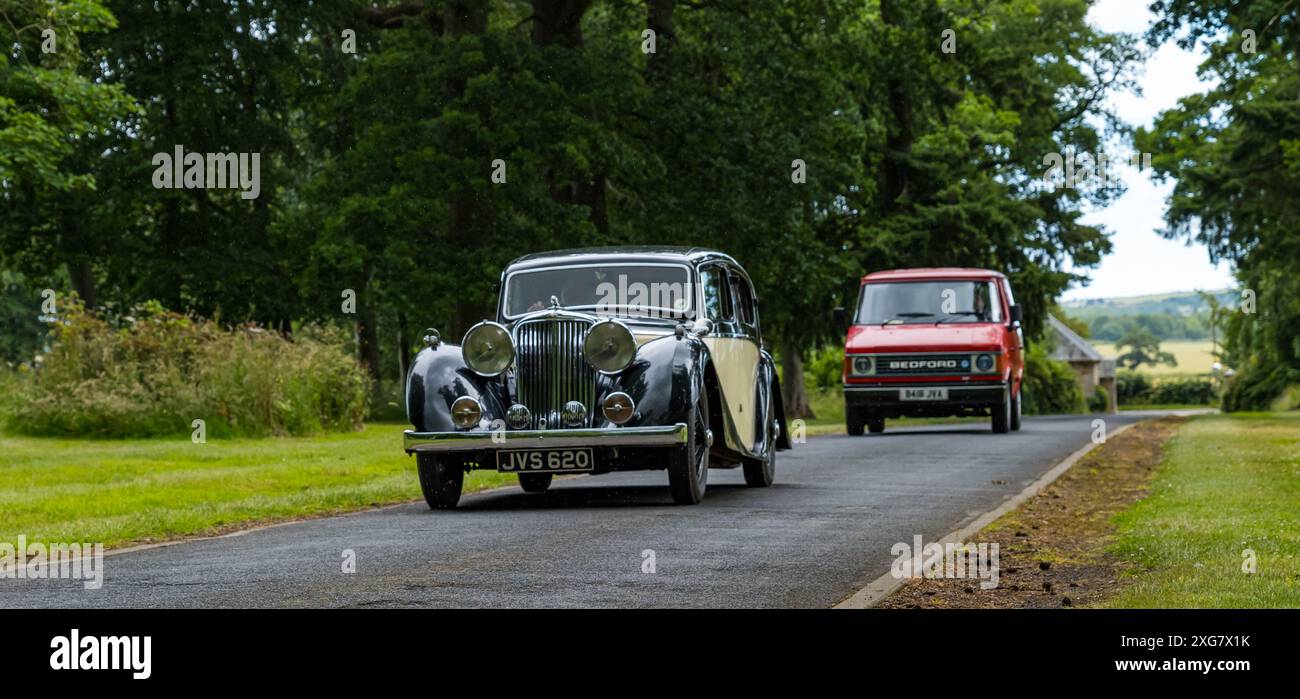 East Lothian, Schottland, Großbritannien, 7. Juli 2024. Räder der Vergangenheit: Die schottische Vereinigung der Fahrzeugliebhaber führt die Besitzer von Oldtimern durch die Landschaft zum malerischen Gelände von Lennoxlove. Abgebildet: Ein 1939 SS Jaguar und. Bedford Minibus. Quelle: Sally Anderson/Alamy Live News Stockfoto