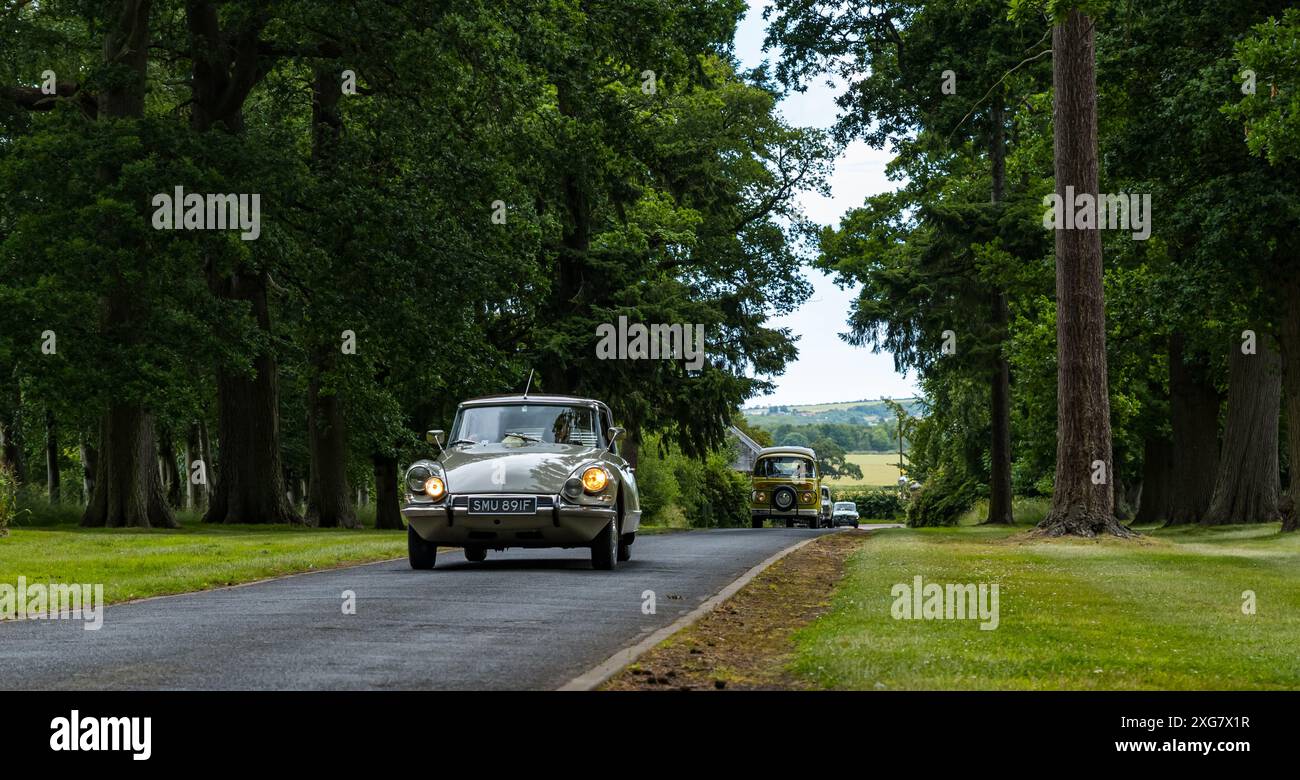 East Lothian, Schottland, Großbritannien, 7. Juli 2024. Räder der Vergangenheit: Die schottische Vereinigung der Fahrzeugliebhaber führt die Besitzer von Oldtimern durch die Landschaft zum malerischen Gelände von Lennoxlove. Im Bild: Ein 1967er Citroen Pallas. Quelle: Sally Anderson/Alamy Live News Stockfoto