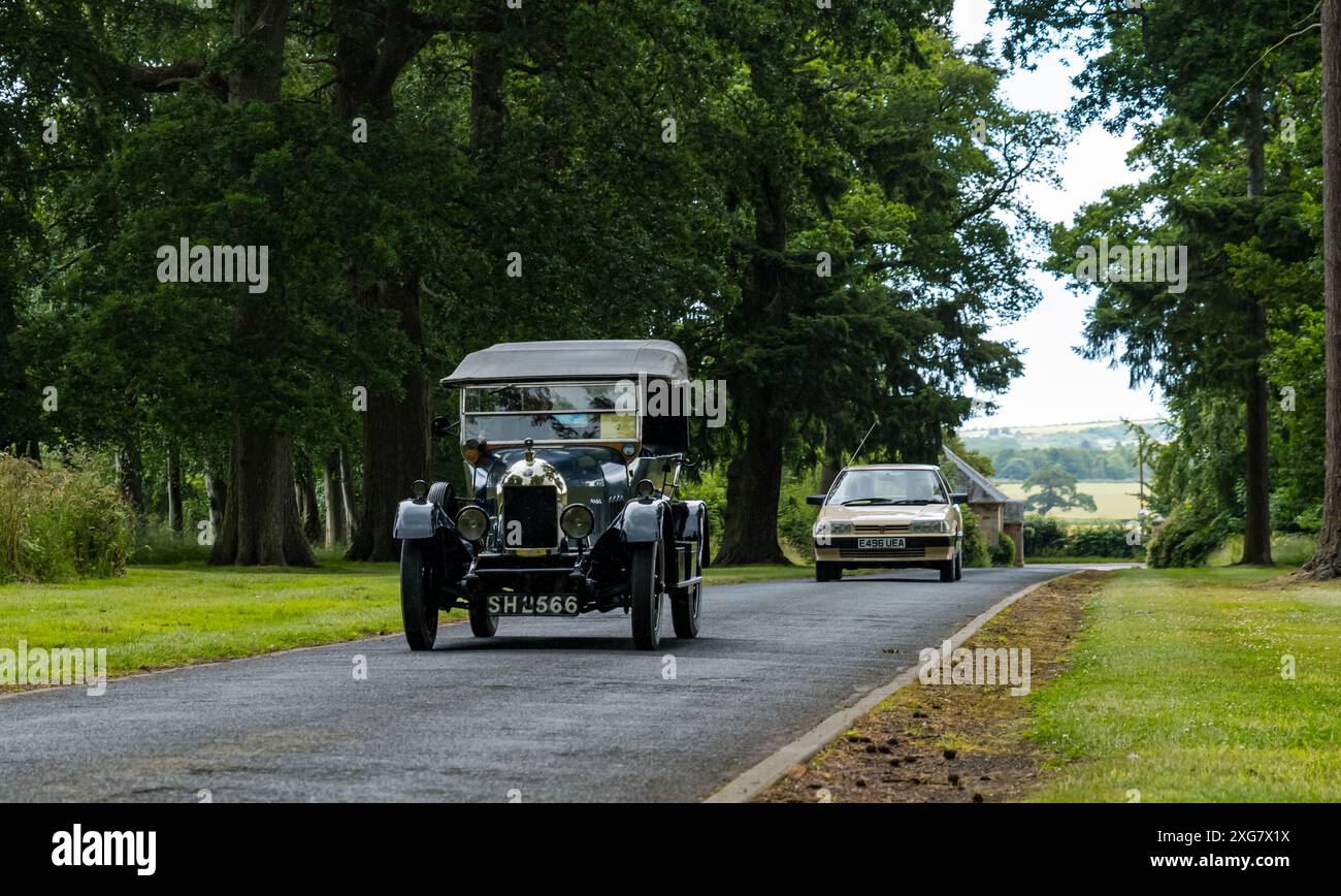 East Lothian, Schottland, Großbritannien, 7. Juli 2024. Räder der Vergangenheit: Die schottische Vereinigung der Fahrzeugliebhaber führt die Besitzer von Oldtimern durch die Landschaft zum malerischen Gelände von Lennoxlove. Im Bild: Ein 1926er Morris Bullnose. Quelle: Sally Anderson/Alamy Live News Stockfoto