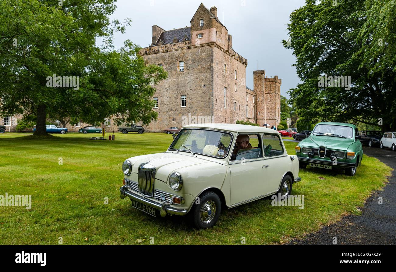 East Lothian, Schottland, Großbritannien, 7. Juli 2024. Räder der Vergangenheit: Die schottische Vereinigung der Fahrzeugliebhaber führt die Besitzer von Oldtimern durch die Landschaft zum malerischen Gelände von Lennoxlove. Im Bild: Ein 1969 Riley Elf. Quelle: Sally Anderson/Alamy Live News Stockfoto