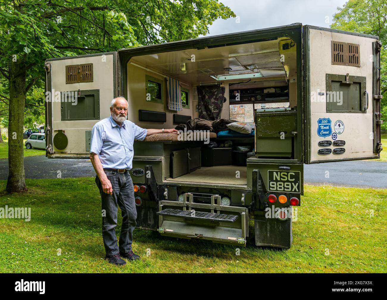 East Lothian, Schottland, Großbritannien, 7. Juli 2024. Räder der Vergangenheit: Die schottische Vereinigung der Fahrzeugliebhaber führt die Besitzer von Oldtimern durch die Landschaft zum malerischen Gelände von Lennoxlove. Im Bild: Ron Murdoch zeigt seinen umgebauten Land Rover Ambulanzwagen aus dem Jahr 1977. Quelle: Sally Anderson/Alamy Live News Stockfoto