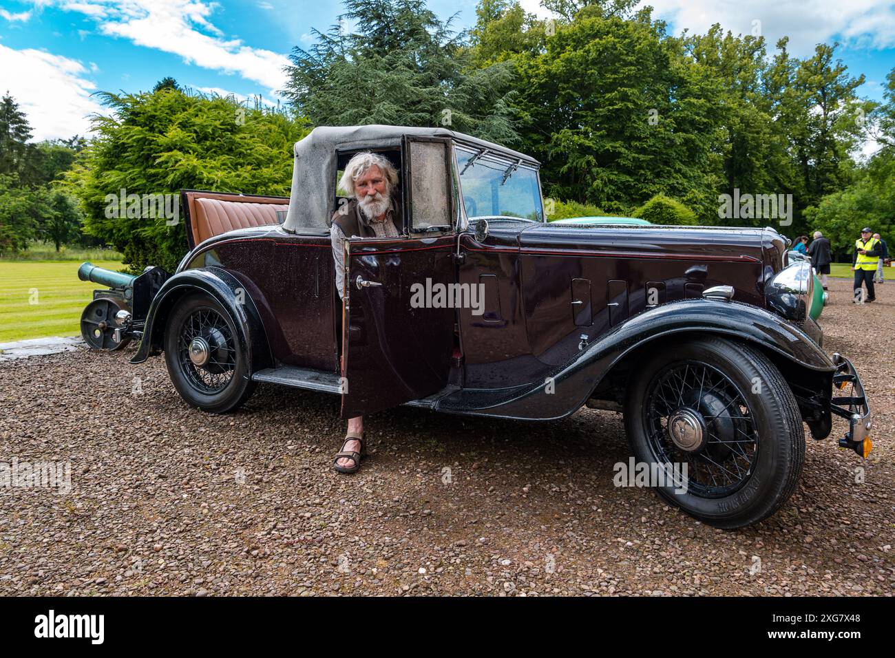 East Lothian, Schottland, Großbritannien, 7. Juli 2024. Räder der Vergangenheit: Die schottische Vereinigung der Fahrzeugliebhaber führt die Besitzer von Oldtimern durch die Landschaft zum malerischen Gelände von Lennoxlove. Im Bild: Ein 1936er Austin. Quelle: Sally Anderson/Alamy Live News Stockfoto