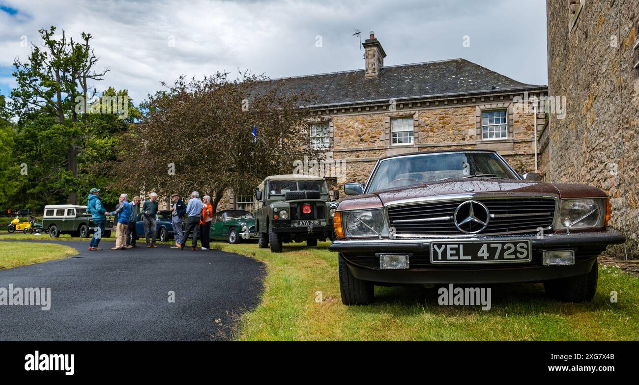 East Lothian, Schottland, Großbritannien, 7. Juli 2024. Räder der Vergangenheit: Die schottische Vereinigung der Fahrzeugliebhaber führt die Besitzer von Oldtimern durch die Landschaft zum malerischen Gelände von Lennoxlove. Im Bild: Ein Mercedes Benz 1978. Quelle: Sally Anderson/Alamy Live News Stockfoto