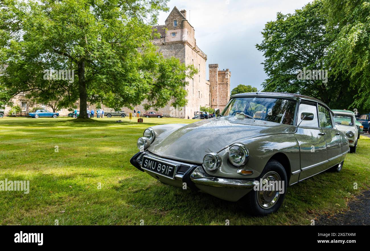 East Lothian, Schottland, Großbritannien, 7. Juli 2024. Räder der Vergangenheit: Die schottische Vereinigung der Fahrzeugliebhaber führt die Besitzer von Oldtimern durch die Landschaft zum malerischen Gelände des Lennoxlove House. Im Bild: Ein 1967er Citroen Pallas. Quelle: Sally Anderson/Alamy Live News Stockfoto