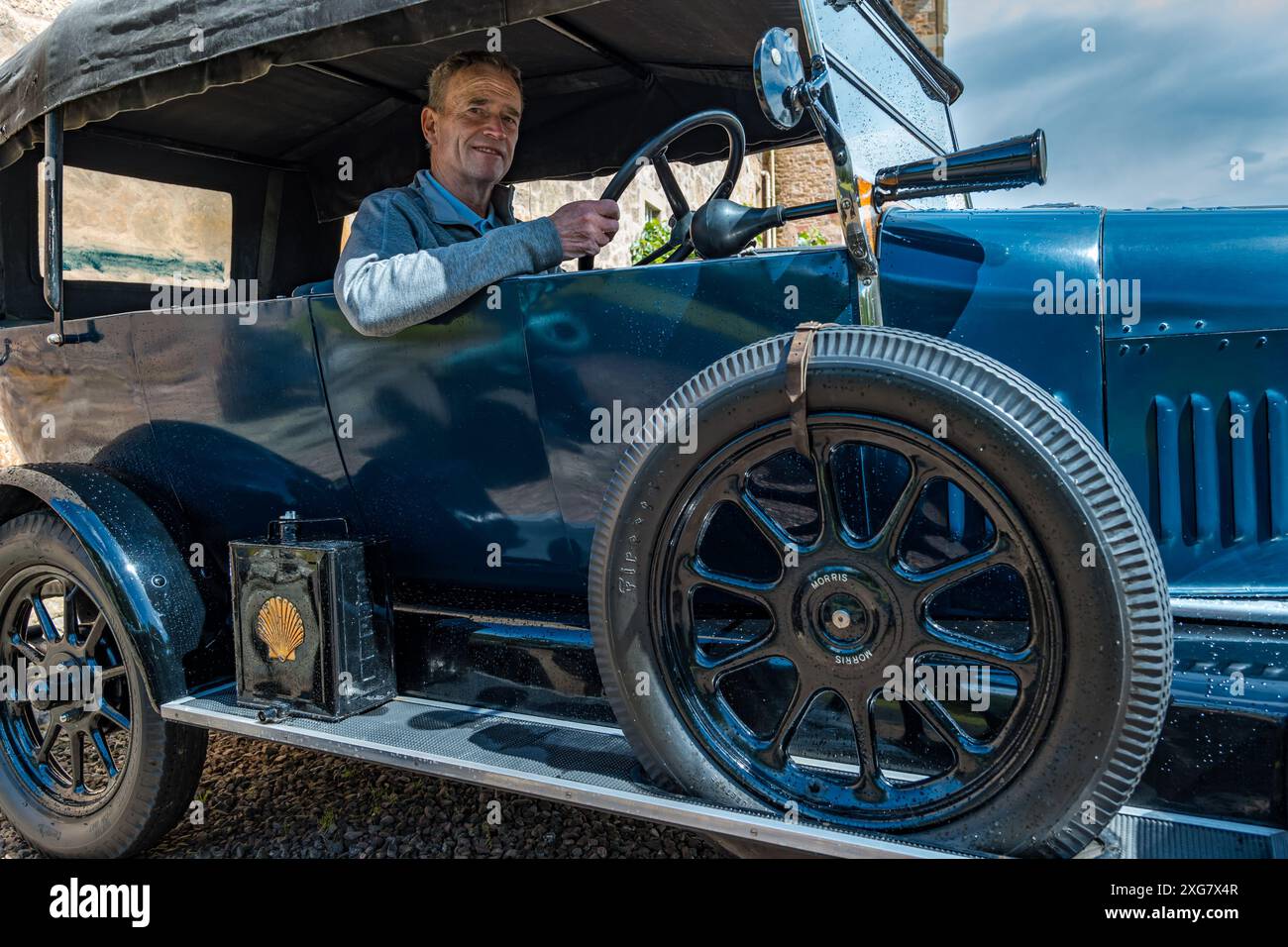 East Lothian, Schottland, Großbritannien, 7. Juli 2024. Räder der Vergangenheit: Die schottische Vereinigung der Fahrzeugliebhaber führt die Besitzer von Oldtimern durch die Landschaft zum malerischen Gelände von Lennoxlove. Im Bild: Paul Johnston auf dem Fahrersitz seines 1926er Mortis Bullnose. Quelle: Sally Anderson/Alamy Live News Stockfoto