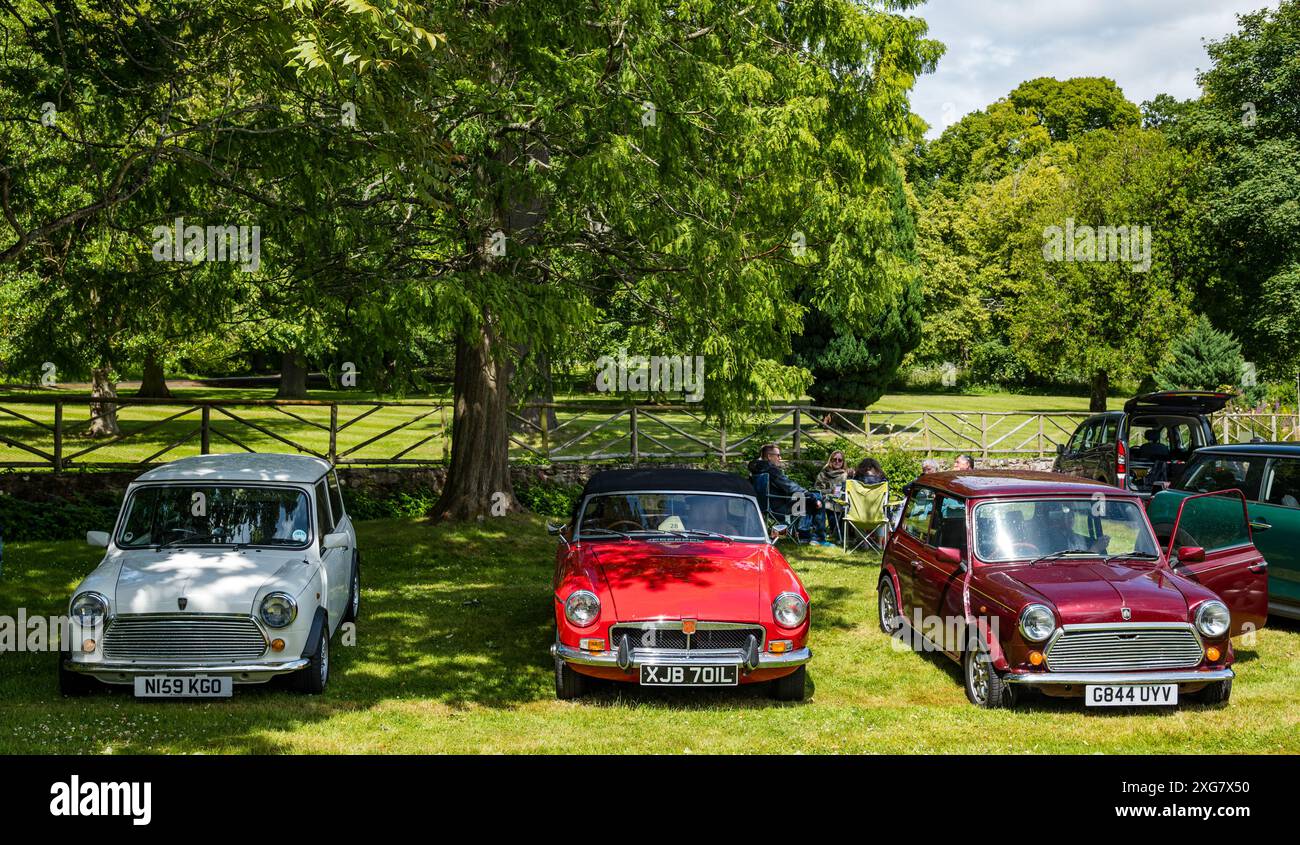 East Lothian, Schottland, Großbritannien, 7. Juli 2024. Räder der Vergangenheit: Die schottische Vereinigung der Fahrzeugliebhaber führt die Besitzer von Oldtimern durch die Landschaft zum malerischen Gelände von Lennoxlove. Abgebildet: Vintage Minis und ein MG. Quelle: Sally Anderson/Alamy Live News Stockfoto