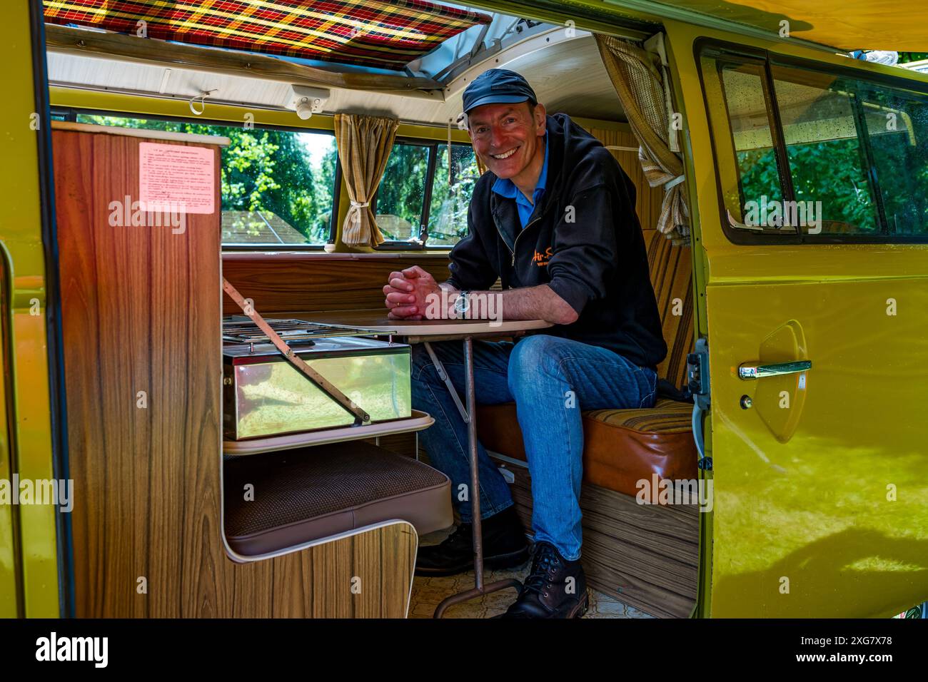 East Lothian, Schottland, Großbritannien, 7. Juli 2024. Räder der Vergangenheit: Die schottische Vereinigung der Fahrzeugliebhaber führt die Besitzer von Oldtimern durch die Landschaft zum malerischen Gelände von Lennoxlove. Im Bild: Phil Neil zeigt seinen VW Dormobile Campervan 1976. Quelle: Sally Anderson/Alamy Live News Stockfoto