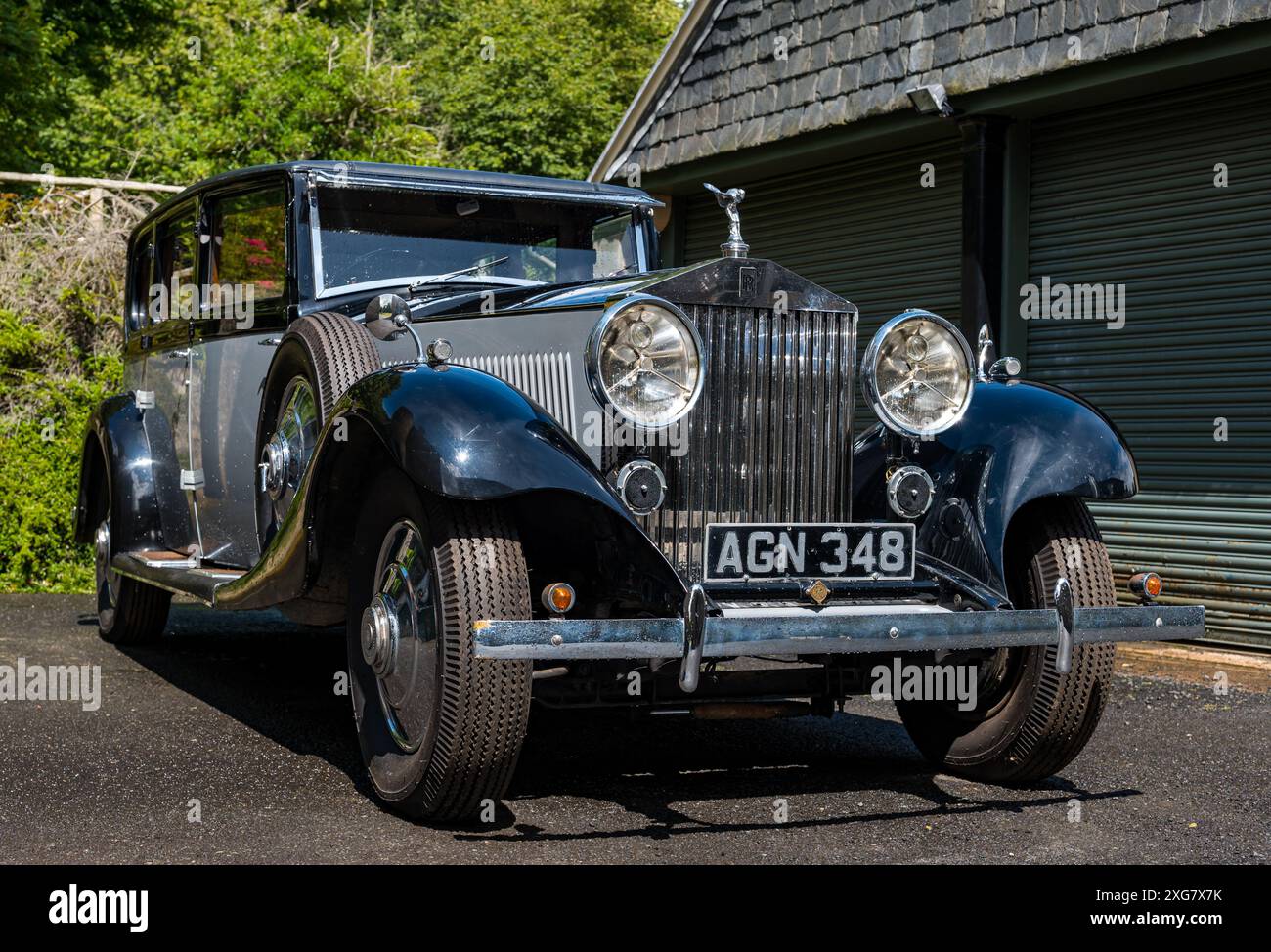 East Lothian, Schottland, Großbritannien, 7. Juli 2024. Räder der Vergangenheit: Die schottische Vereinigung der Fahrzeugliebhaber führt die Besitzer von Oldtimern durch die Landschaft zum malerischen Gelände von Lennoxlove. Im Bild: Der Duke of Hamilton ist ein leidenschaftlicher Oldtimer-Enthusiast und das ist sein Rolls Royce aus dem Jahr 1933. Quelle: Sally Anderson/Alamy Live News Stockfoto